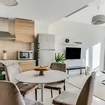 Marathon - Sea View, Shared Pool Apartment
