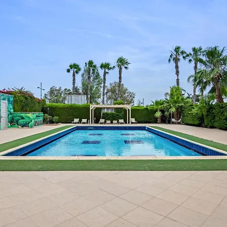 Appartement Marathon With Shared Pool