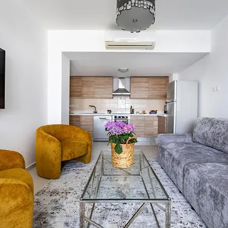Marathon With Shared Pool Appartement Limassol