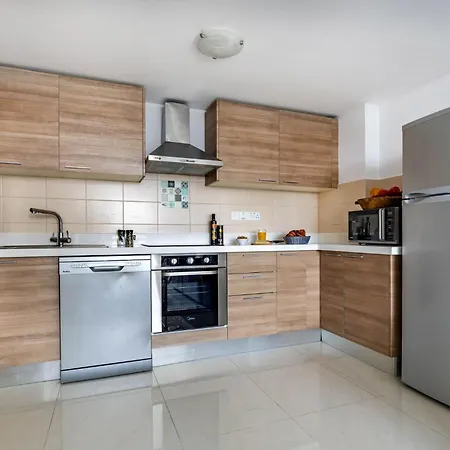 Marathon With Shared Pool Appartement