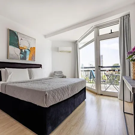 Appartement Marathon With Shared Pool