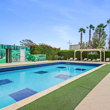 Apartment Marathon With Shared Pool