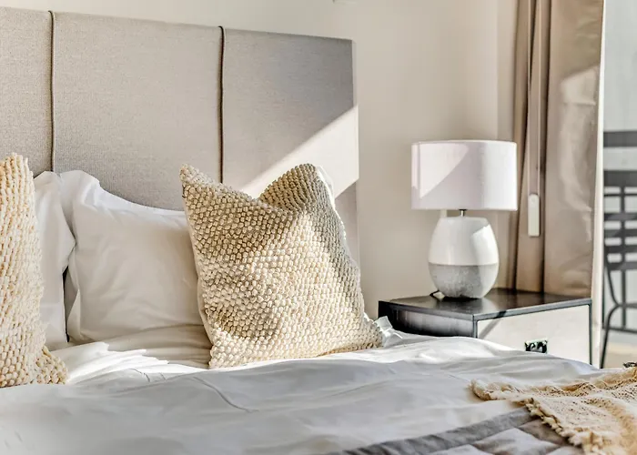 Marathon - Sea View, Shared Pool *