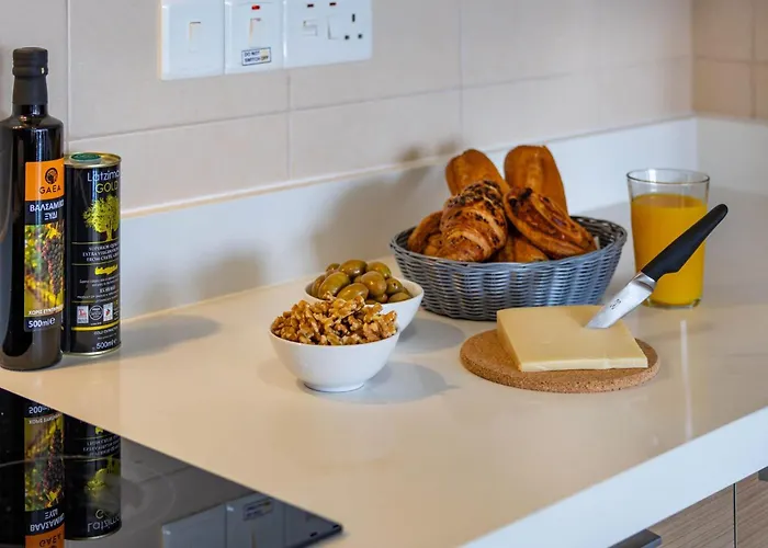 Marathon - Sea View, Shared Pool *